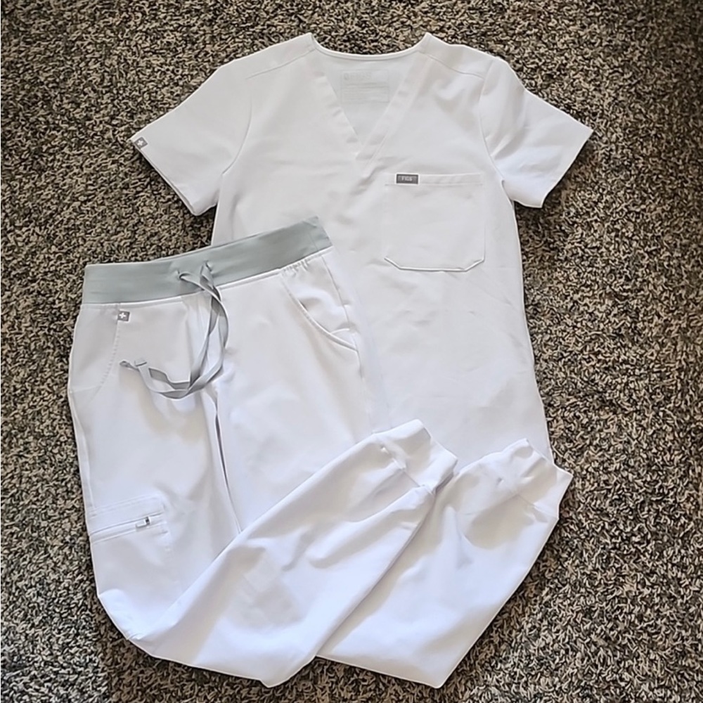 White Figs scrub set XXS.